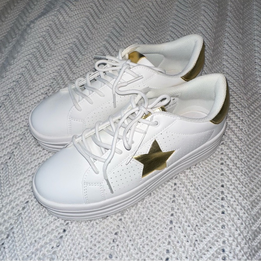 Belos Memory Foam Fashion Platform White  Sneakers with Gold Star - Size 9
